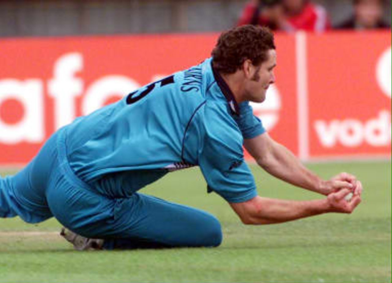 New Zealand's Chris Cairns makes a diving catch off his own bowling to dismiss South Africa's Darrryl Cullinan 10 June 1999 during their Super Six match in the Cricket World Cup at Edgbaston