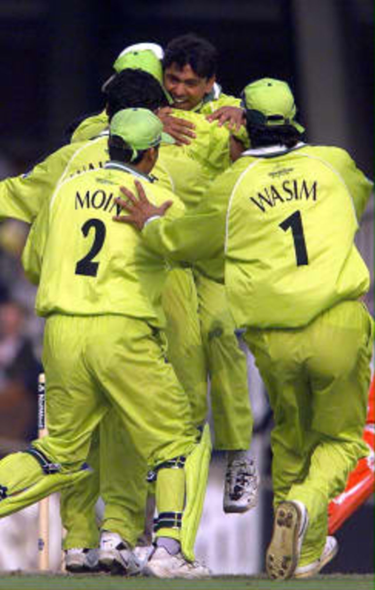 Saqlain Mushtaq (Center facing) of Pakistan is congratulated by his teammates as Pakistan beat Zimbabwe at the Cricket World Cup match at the Oval, London, 11 June 1999.