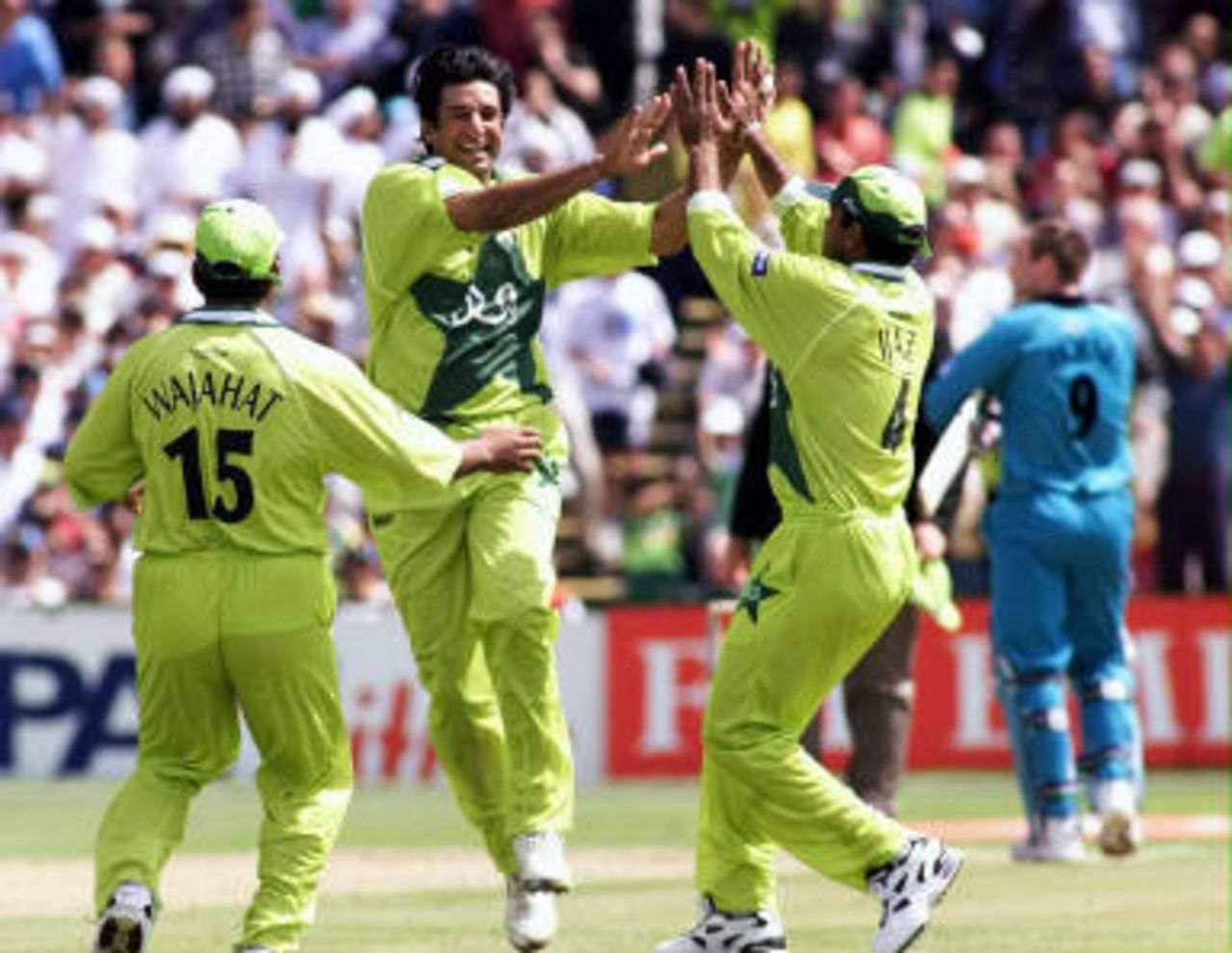 Wasim Akram (C) celebrates the wicket of New Zealand's Craig McMillan in the semi-final of the 1999 Cricket World Cup at Old Trafford in Manchester 16 June 1999