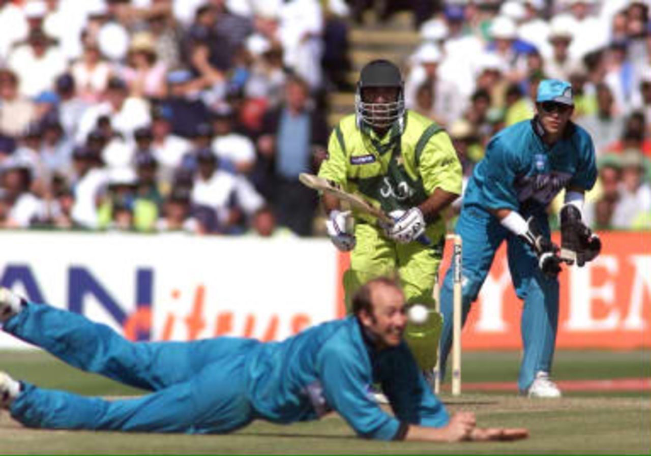 Pakistan batsman Saeed Anwar hits a four past New Zealand's Chris Harris during Cricket World Cup semi final at Old Trafford, Manchester, 16 June 1999