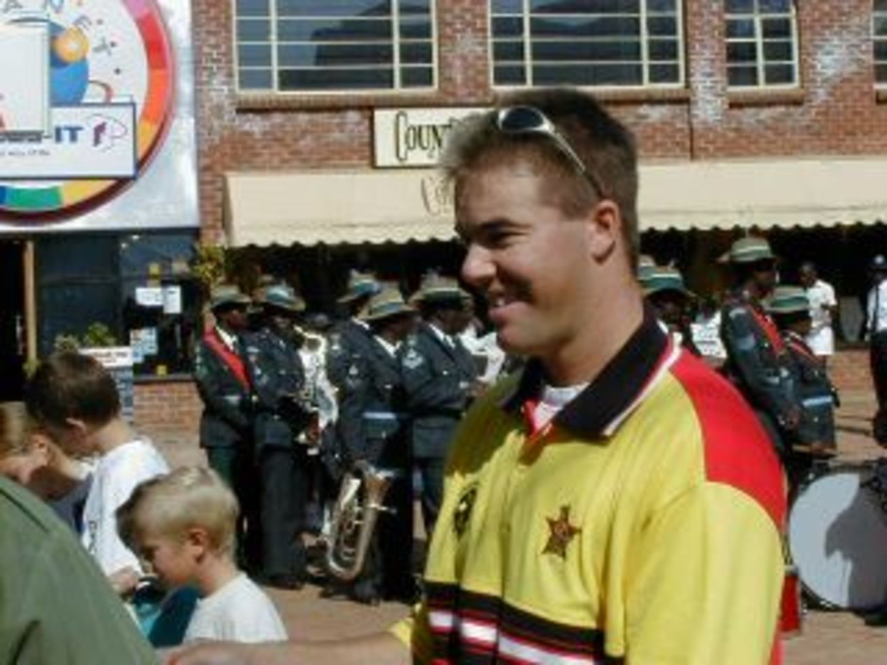 Heath Streak meets the crowd - The Zimbabwe World Cup team is welcomed home  with a parade in Harare - 19 June 1999