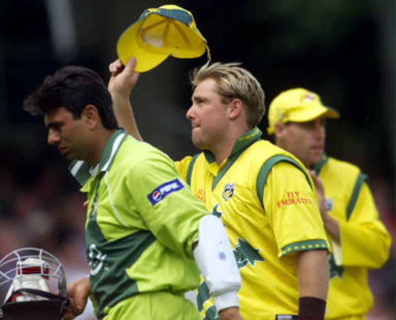 Shane Warne raises his hat as he leaves the field at the end of Pakistan's innings, to the applause of the crowd after taking four wickets 20 June 1999 during the Cricket World Cup final at Lord's