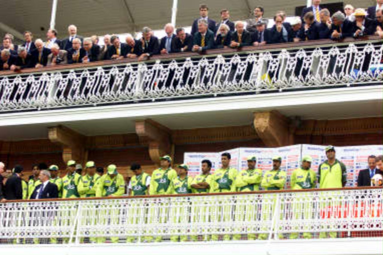 1999Pakistan await their medals watched by the members of Lords after the Cricket World Cup final in London, 20 June 1999.