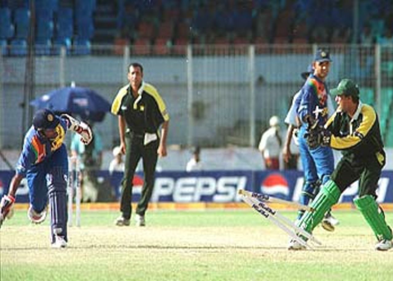 Kaluwitharana fails to make his ground as Moin Khan breaks the wickets, Asia Cup, 1999/00, 6th Match, Pakistan v Sri Lanka, Bangabandhu National Stadium, Dhaka, 5 June 2000.