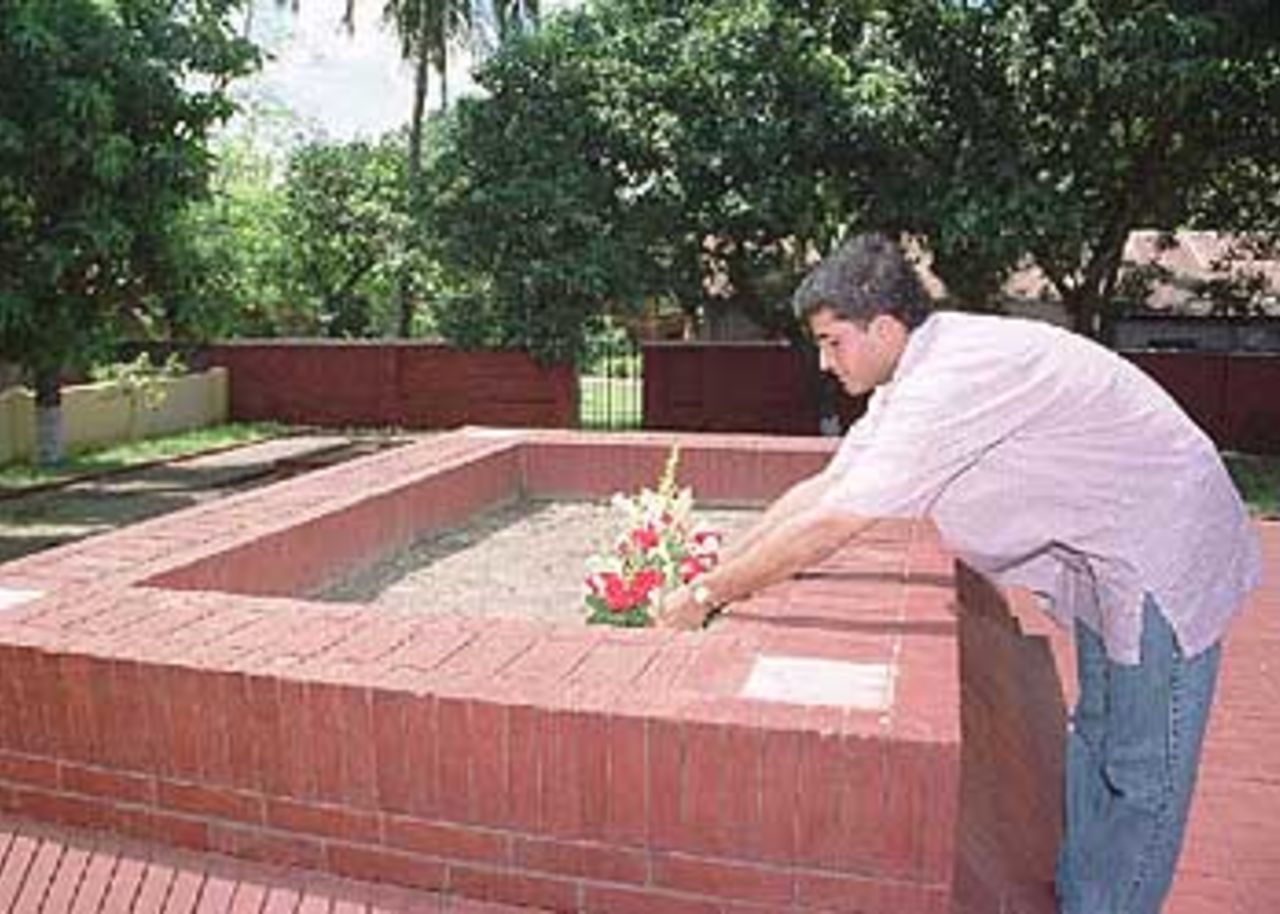 Ganguly placing a wreath on the memorial of the great Bangladeshi poet, Kazi Nazrul Islam, Asia Cup, 1999/00,  Dhaka.
