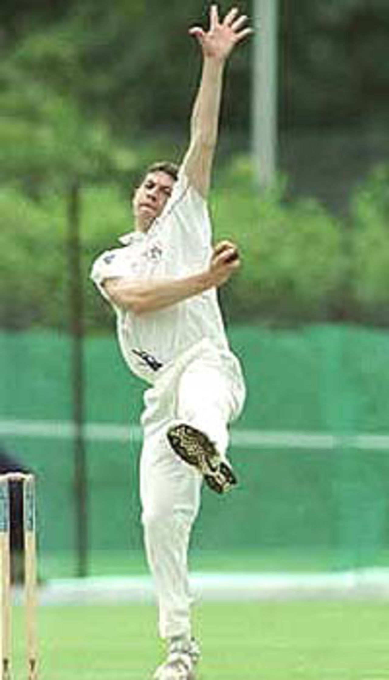 Mike Smethurst about to deliver the ball, PPP healthcare County Championship Division One, 2000, Lancashire v Hampshire, Aigburth, Liverpool, 06-09 June 2000 (Day 1).