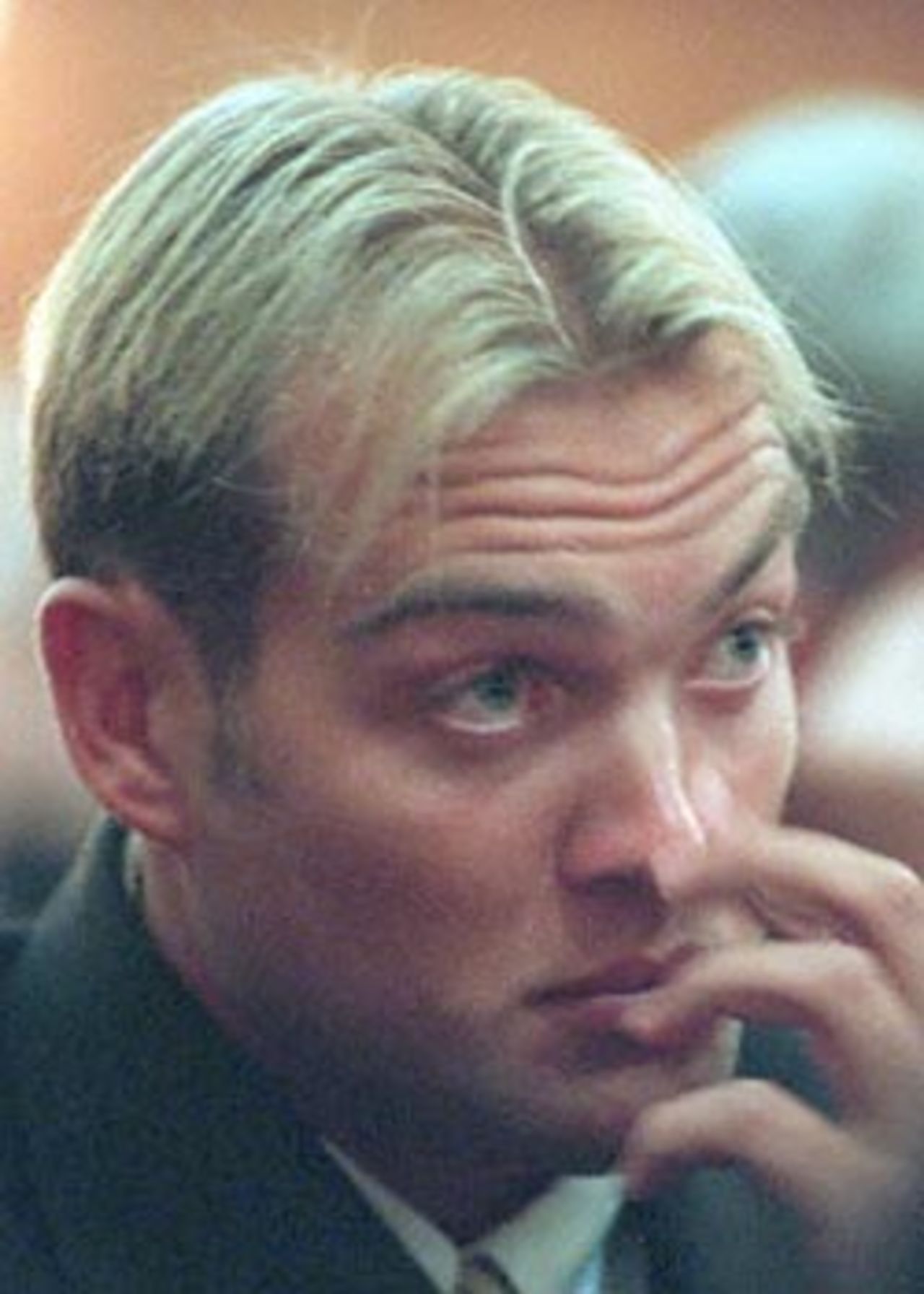 Cricketer Jacques Kallis looks pensive prior to giving testimony at the King Commission of Inquiry into cricket match-fixing allegations in Cape Town 13 June 2000.
