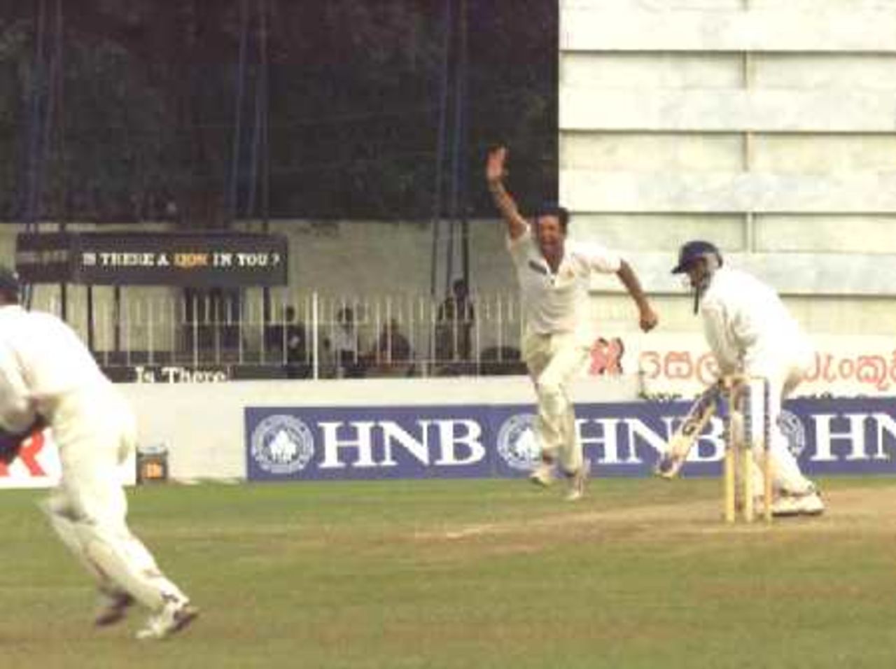 Wasim takes his 400th test wicket as Arnold looks at fielder, Colombo, Pakistan v Sri Lanka, 18-22 June 2000