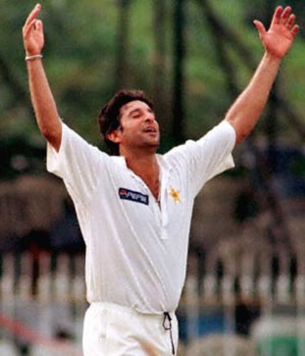 Pakistan fast bowler Wasim Akram throws is hands in the air in celebration as he took the 400th Test wicket in his test career by dismissing Sri Lanka's Russel Arnold for one in the Sri Lankan capital Colombo. Akram joined the world elite of 400 test wicket takers on the third day of the first test against Sri Lanka. Pakistan in Sri Lanka, 1999/00, 1st Test, Sri Lanka v Pakistan, Sinhalese Sports Club Ground, Colombo, 14-18 June 2000 (Day 3).