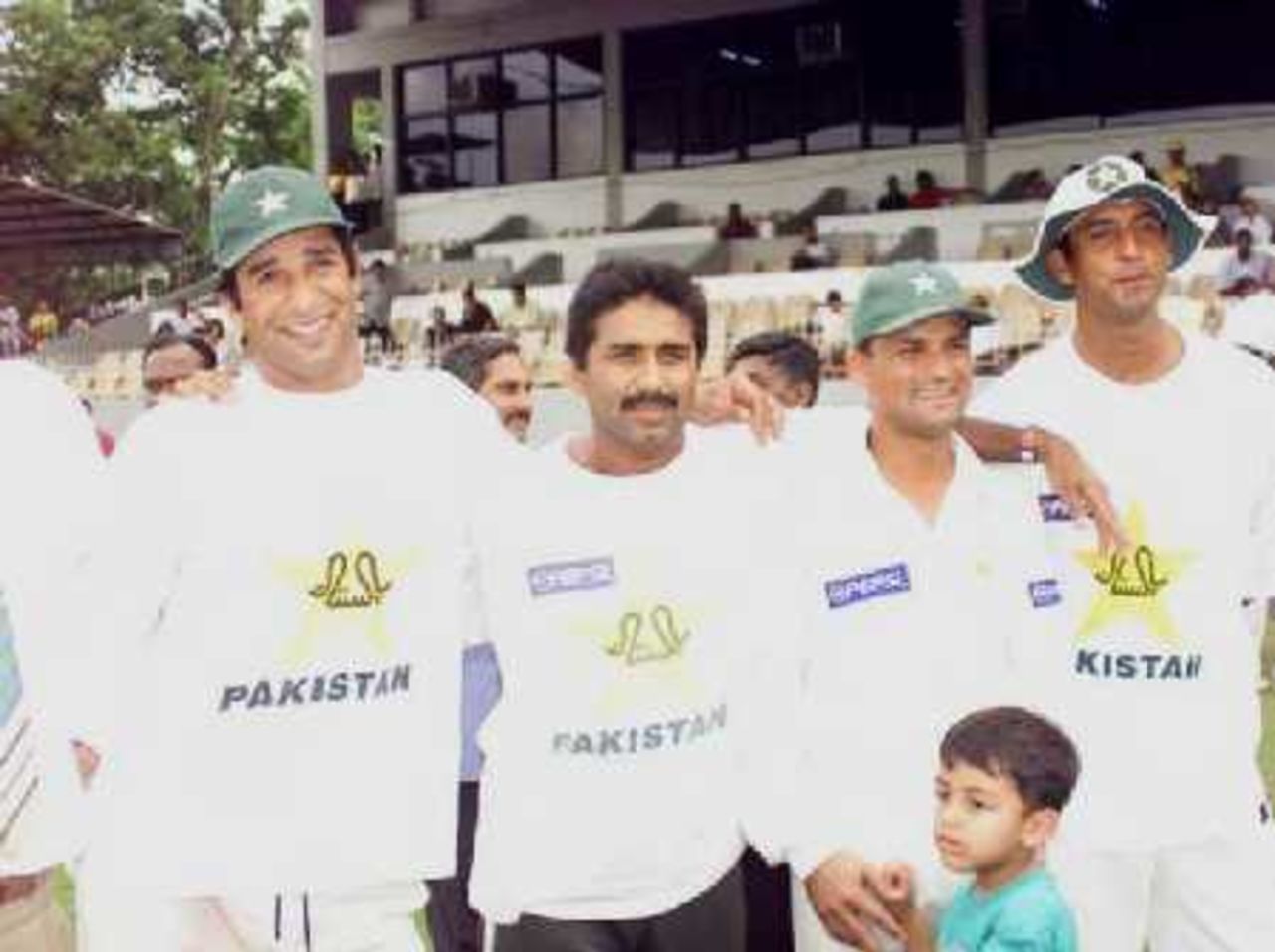 The victorious Pakistani Team, the coach, captain and the match winner, 1st Test Pakistan v Sri Lanka, 14-18 June 2000