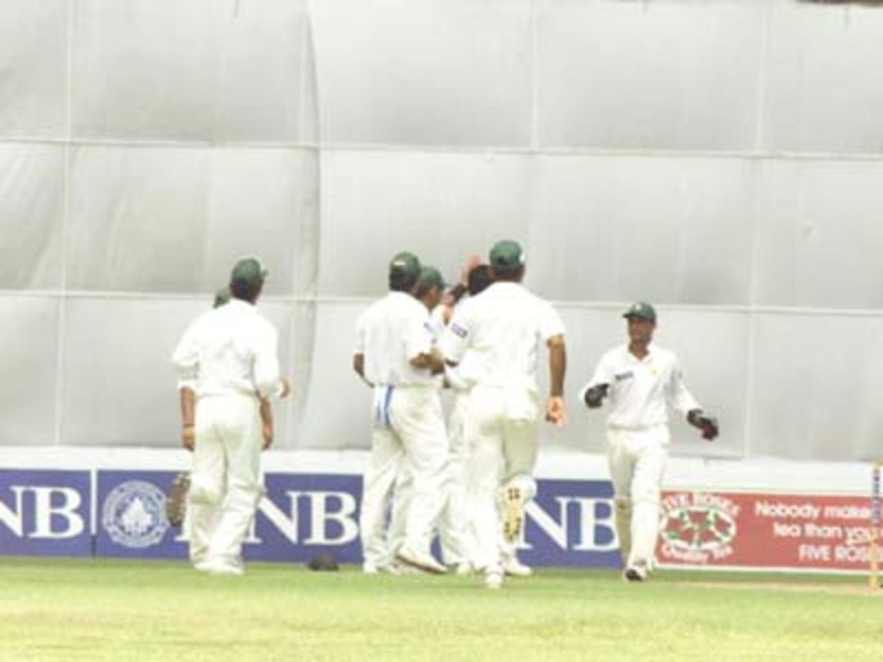 Pakistan celebrate the wicket of Aravinda, Pakistan v Sri Lanka, 2nd test at Galle, 21-25 June 2000