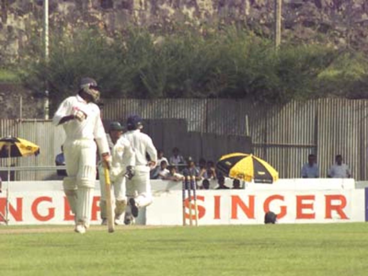 Jayawardena looks back in hope but Arjuna is run out, Pakistan v Sri Lanka, 2nd Test at Galle, 21-25 June 2000