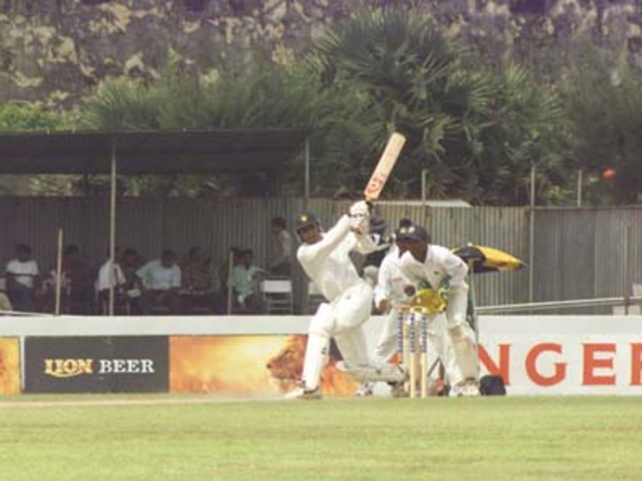 Razzaq immediately attacks Muralitharan, Pakistan v Sri Lanka, 2nd test at Galle, 21-25 June 2000