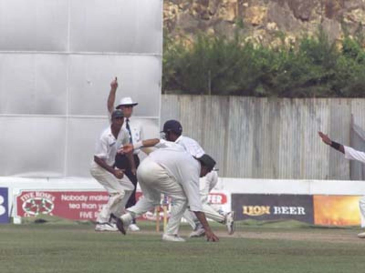 Tiffen restores order to chaos by giving out Arnold, Pakistan v Sri Lanka, 2nd Test at Galle, 21-25 June 2000