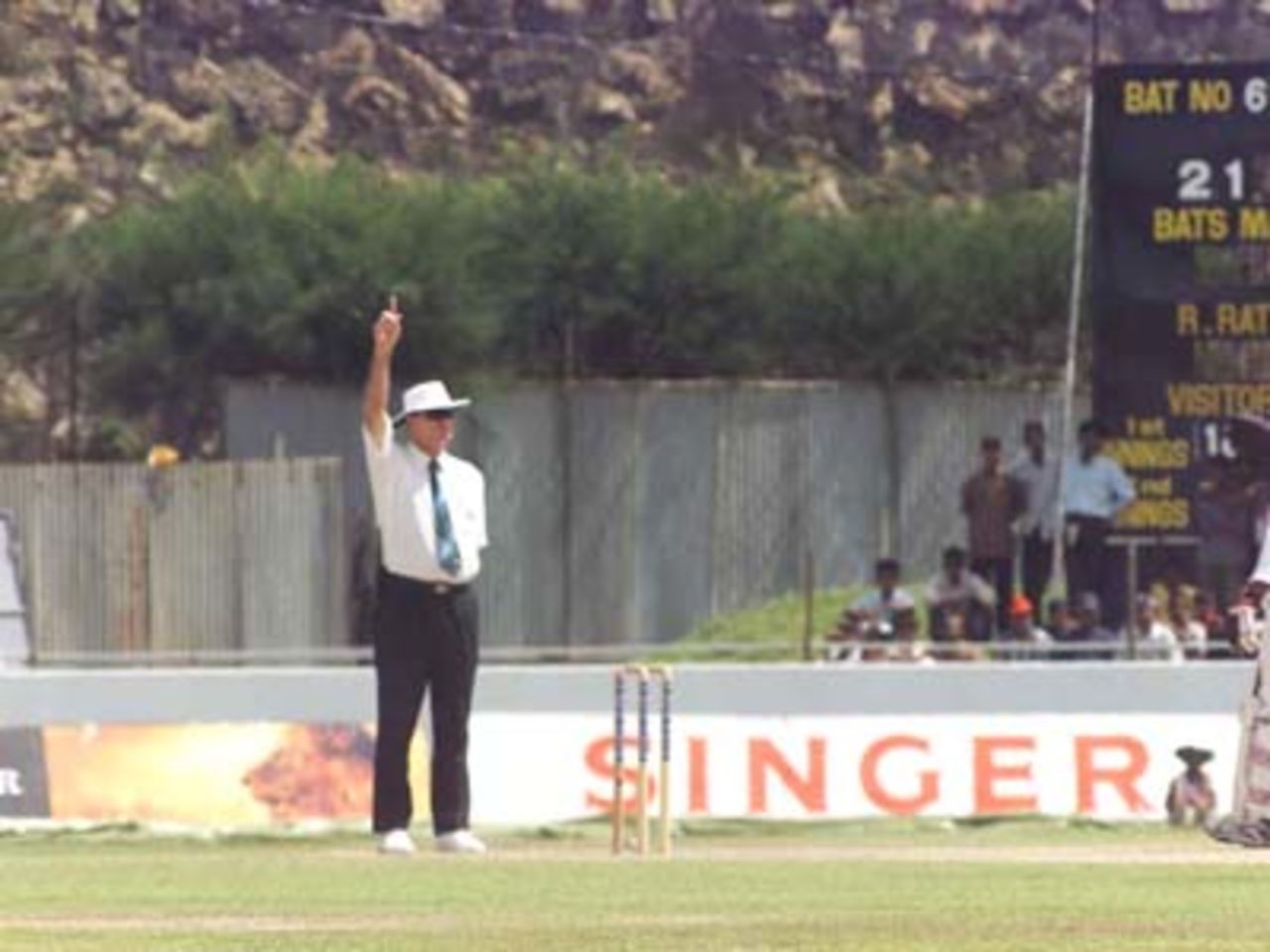 Russel Tiffen gives out Mahela Jayawardena, Pakistan v Sri Lanka, 2nd Test at Galle, 21-25 June 2000