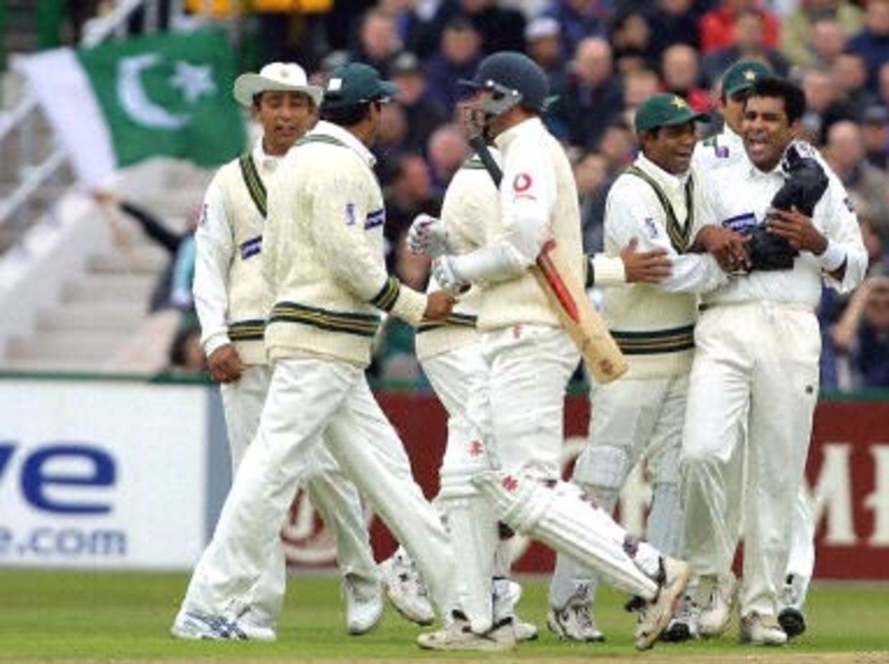 Waqar Younis and teammates celebrate the dismissal of Atherton,day 2, 2nd Test at Old Trafford, 17-21 May 2001.