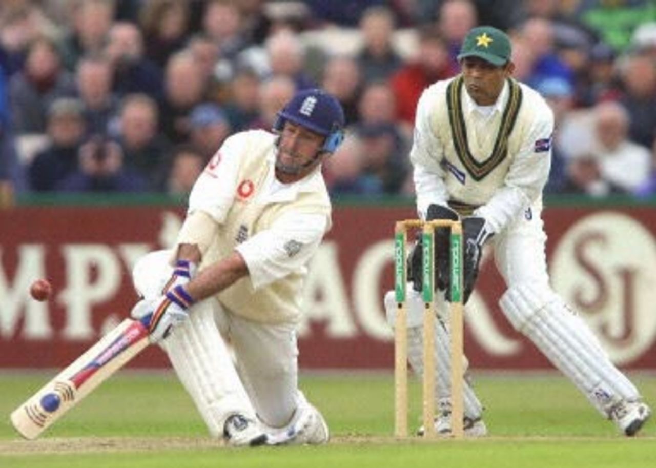 Rashid Latif looks on as Graham Thorpe sweeps the ball, day 2, 2nd Test at Old Trafford, 17-21 May 2001.