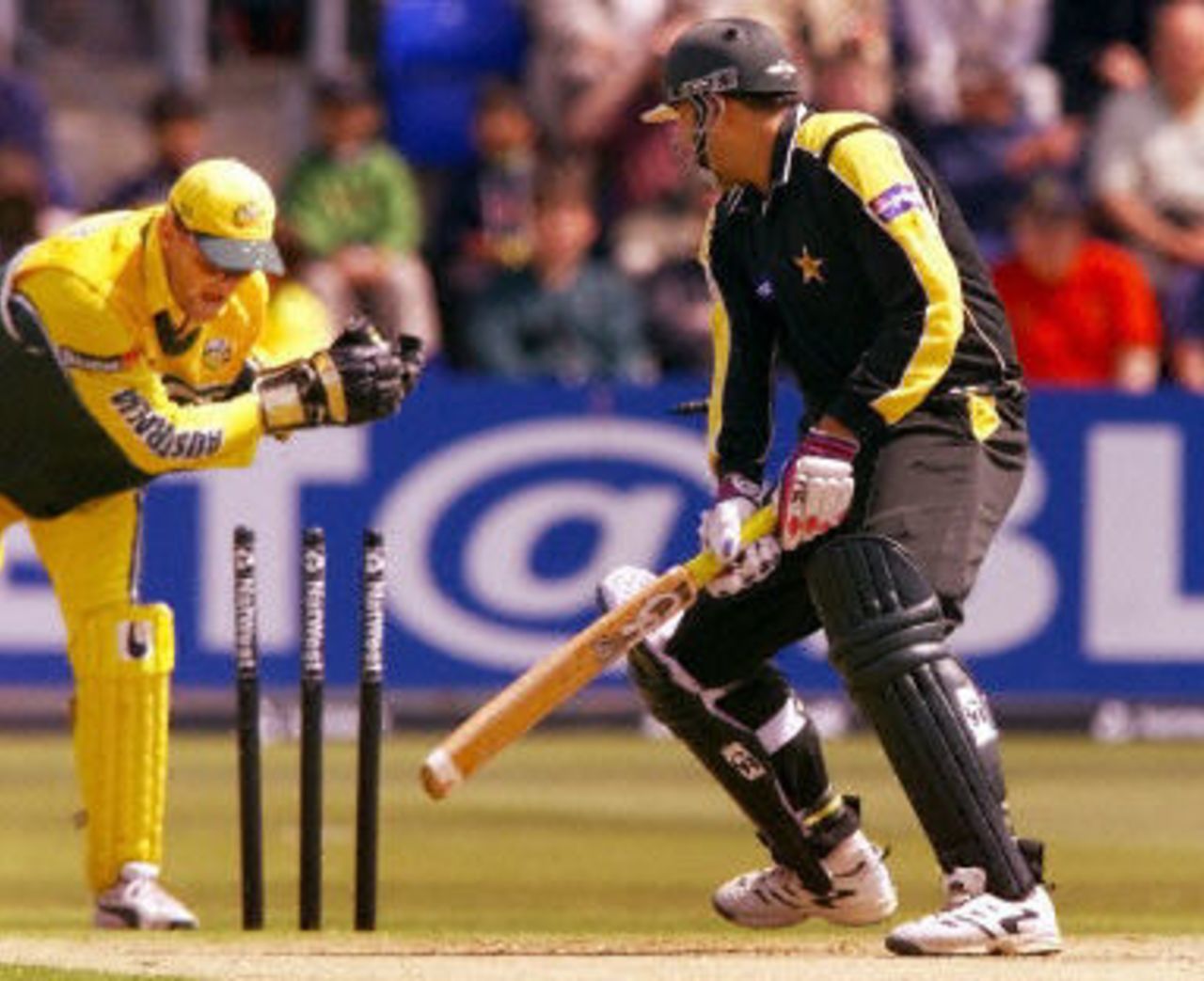 Inzamam-ul-Haq looks back at Adam Gilchrist stumping him, 2nd ODI at Cardiff, 9 June 2001.