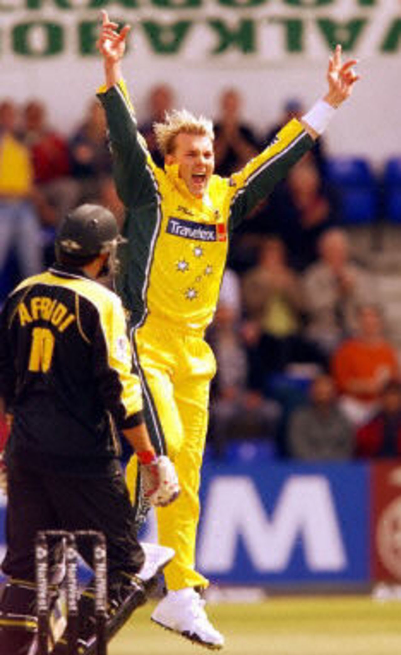 Brett Lee jumps for joy after having Shahd Afridi caught, 2nd ODI at Cardiff, 9 June 2001