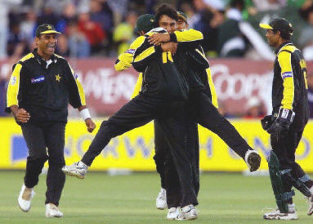 Shoaib Malik is embraced by Azhar Mahmood after taking a sensational catch dismissing Alec Stewart as Waqar Younis and Rashid Latif join in, 1st ODI at Edgbaston, 7 June 2001.