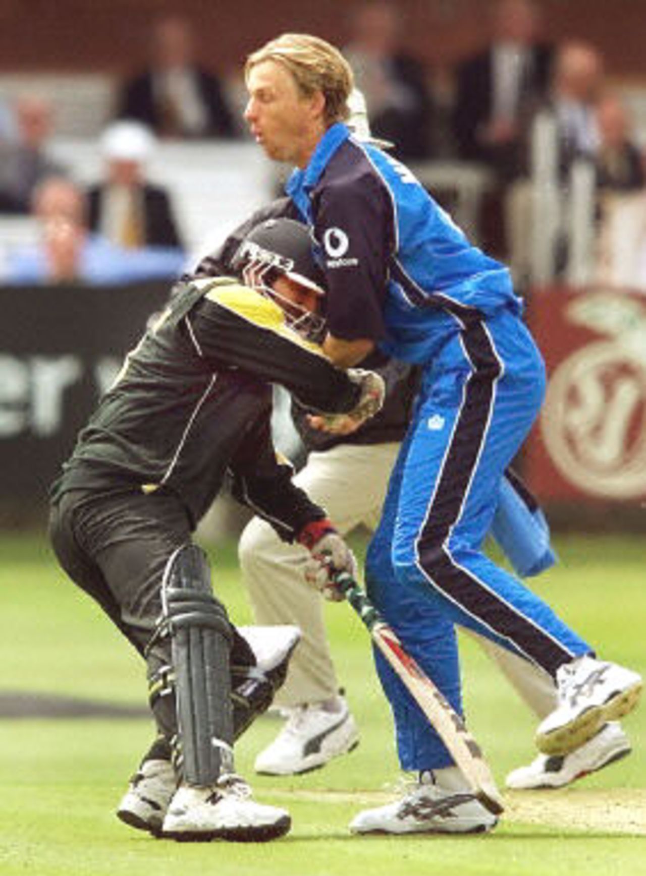 Yousuf Youhana and Alan Mullally collide mid-pitch as Youhana attempts a quick single, 4th ODI at Lords, 12 June 2001.