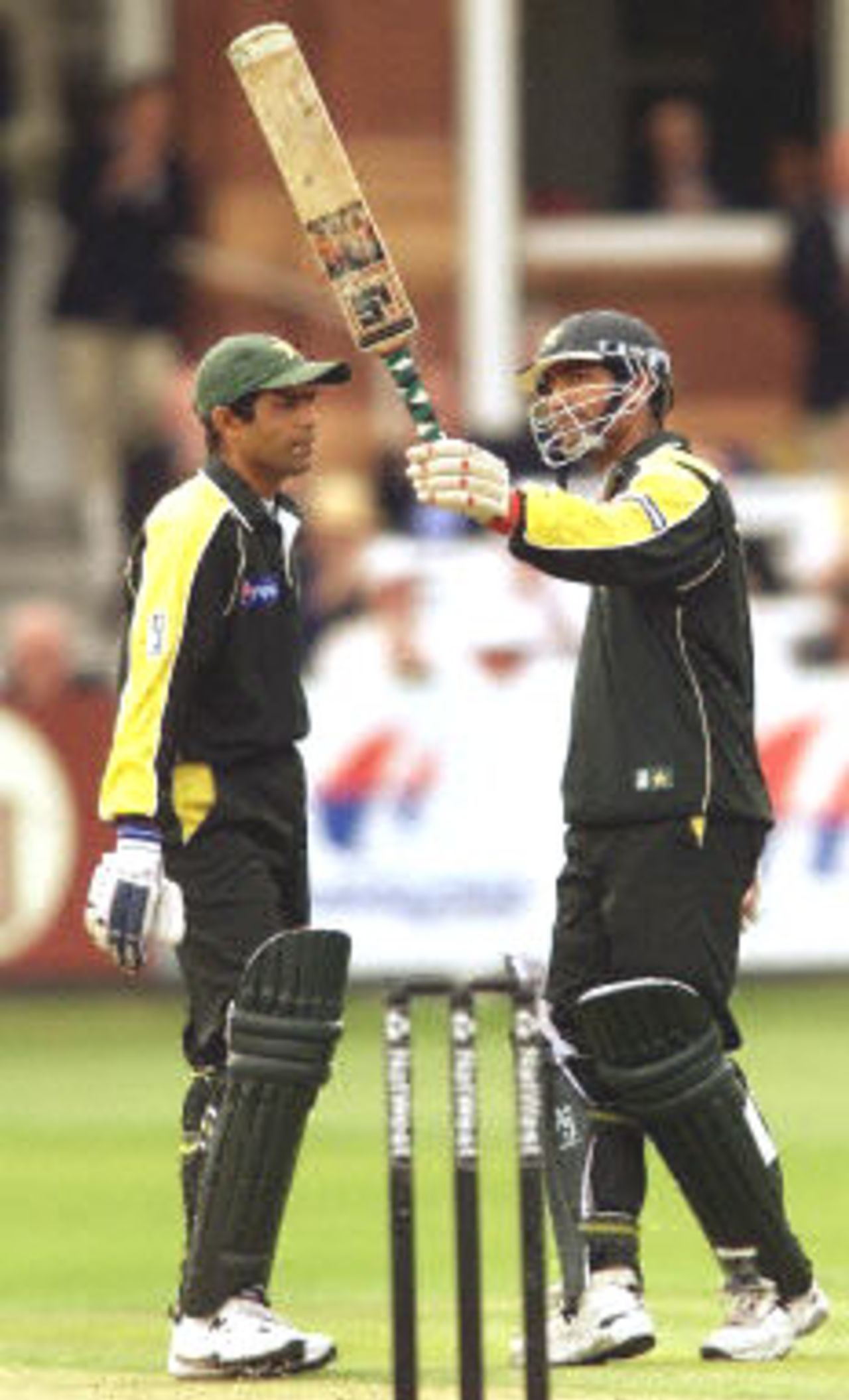 Yousuf Youhana acknowledges the applause with teammate Rashid Latif after scoring his half-century, 4th ODI at Lords, 12 June 2001.
