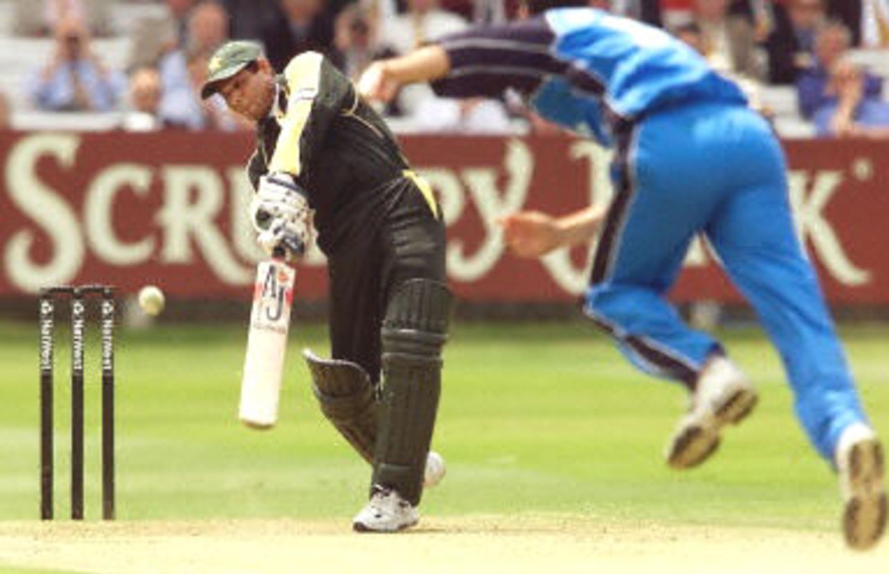Rashid Latif lofts a ball from Hollioake, 4th ODI at Lords, 12 June 2001.