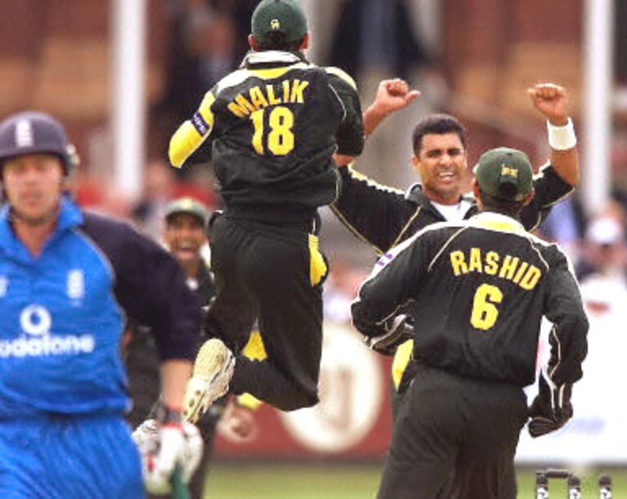 Waqar Younis celebrates Knight's run out with Rashid Latif and Shoaib Malik, 4th ODI at Lords, 12 June 2001.