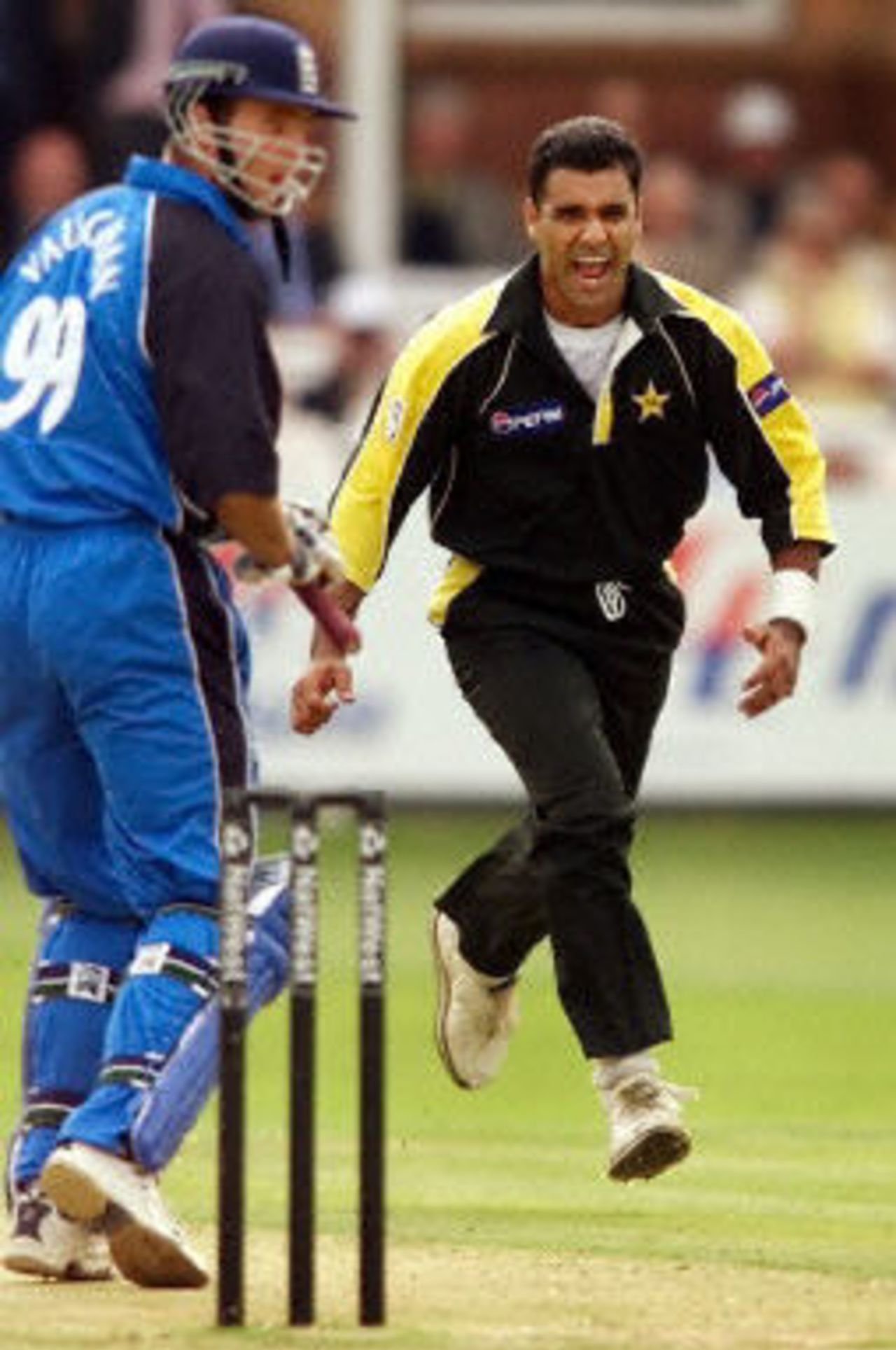 Waqar Younis celebrates the wicket of Vaughan, 4th ODI at Lords, 12 June 2001.