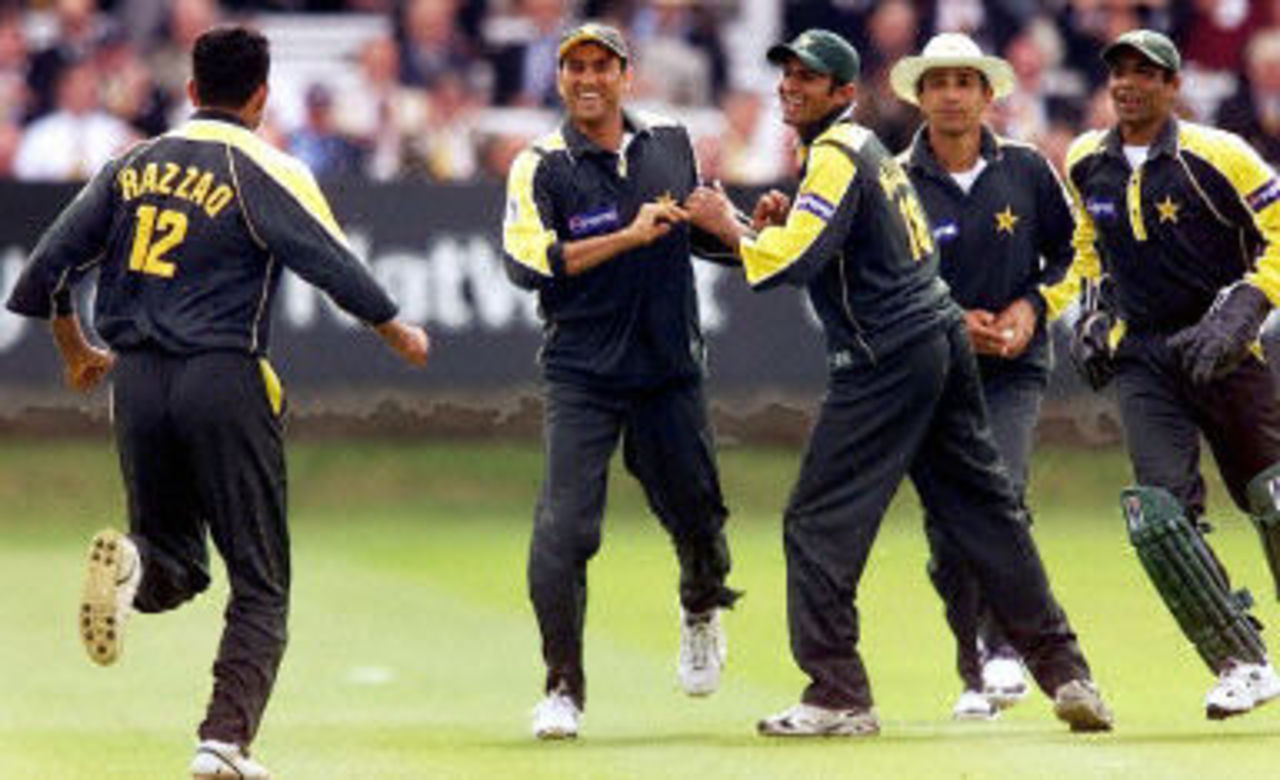 Pakistan fieldsmen celebrate Alec Stewart's wicket, 4th ODI at Lords, 12 June 2001.