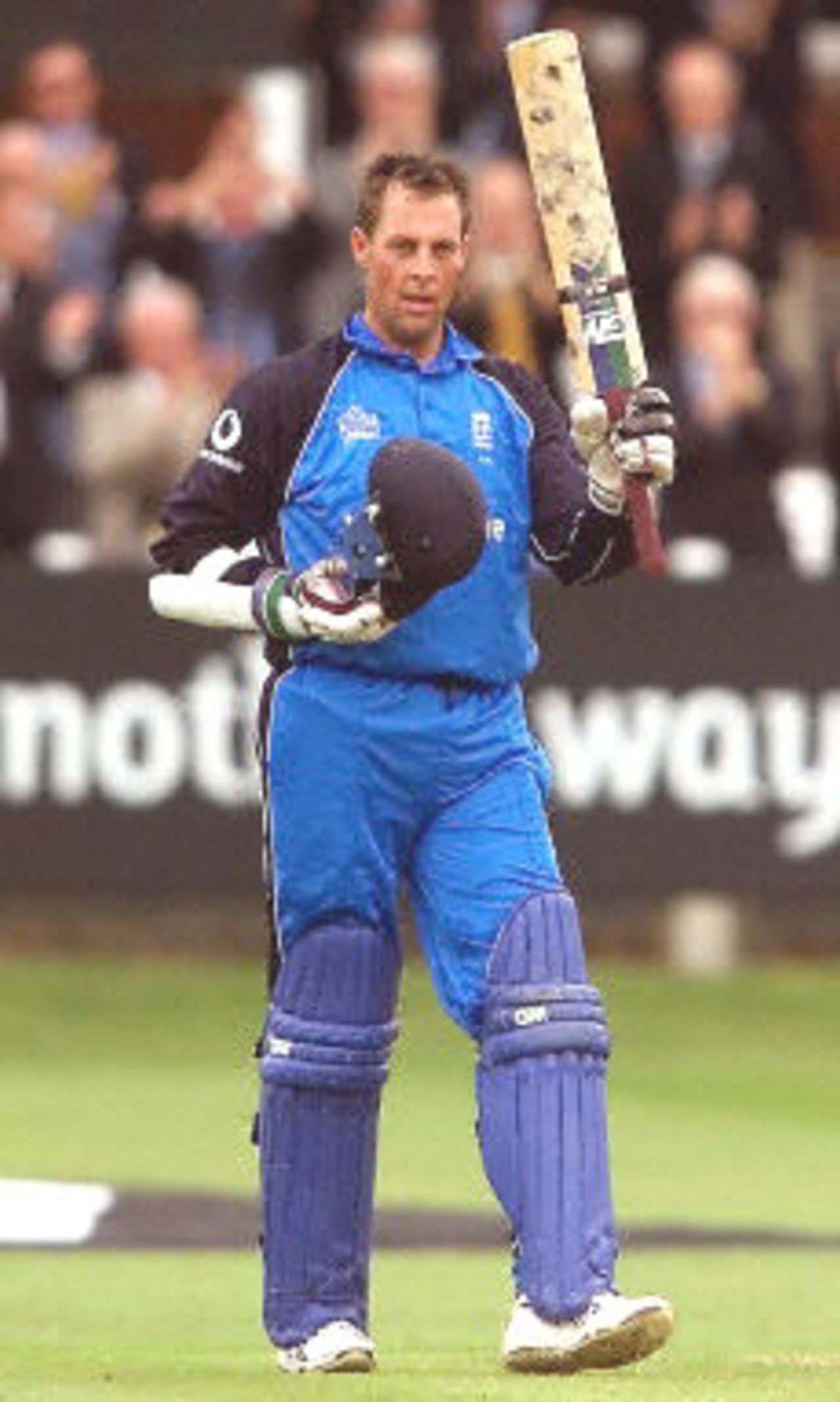 Trescothick acknowledges the crowd after scoring a century, 4th ODI at Lords, 12 June 2001.
