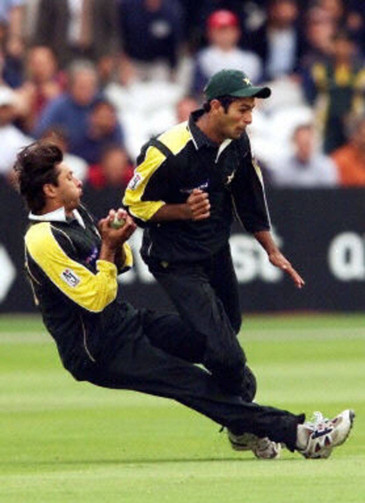 Shahid Afridi collides with Shoaib Malik while taking a sensational catch to dismiss Trescothick, 4th ODI at Lords, 12 June 2001.