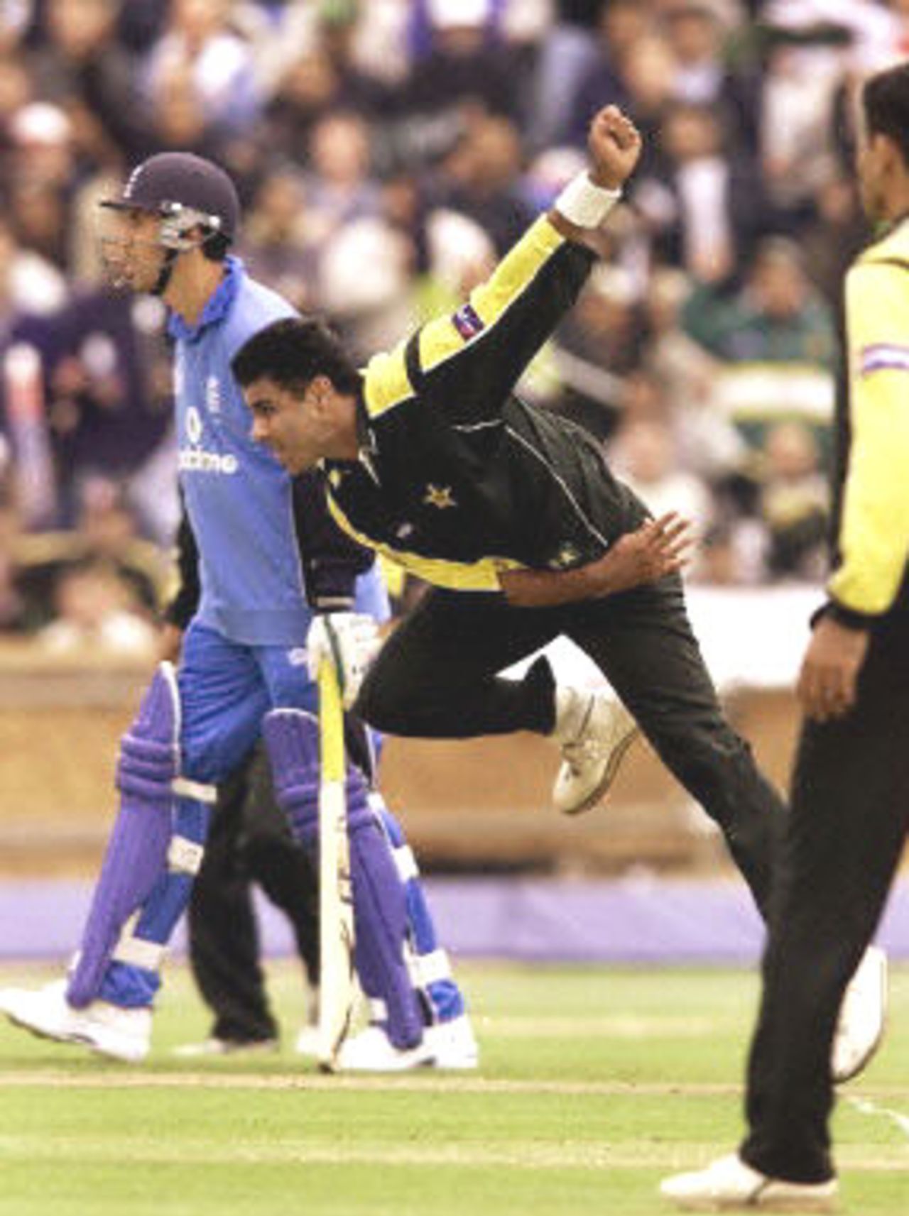 Waqar Younis sends down a thunderbolt as  Hollioake look on, 7th ODI at Headingley, 17 June 2001.