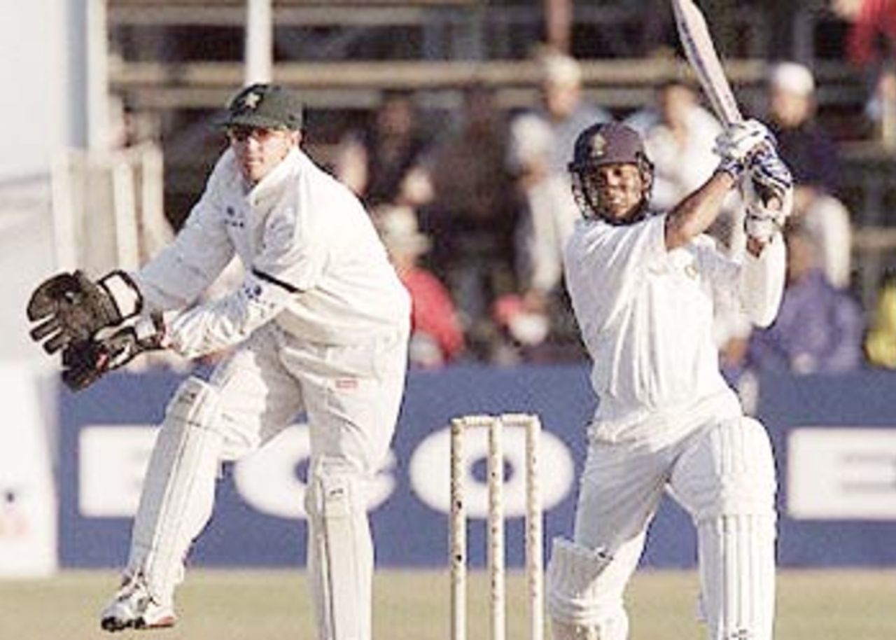 17 June 2001: India in Zimbabwe 2001,  2nd Test,  Zimbabwe v India, Harare Sports Club, 15-19 June 2001, (Day 3)