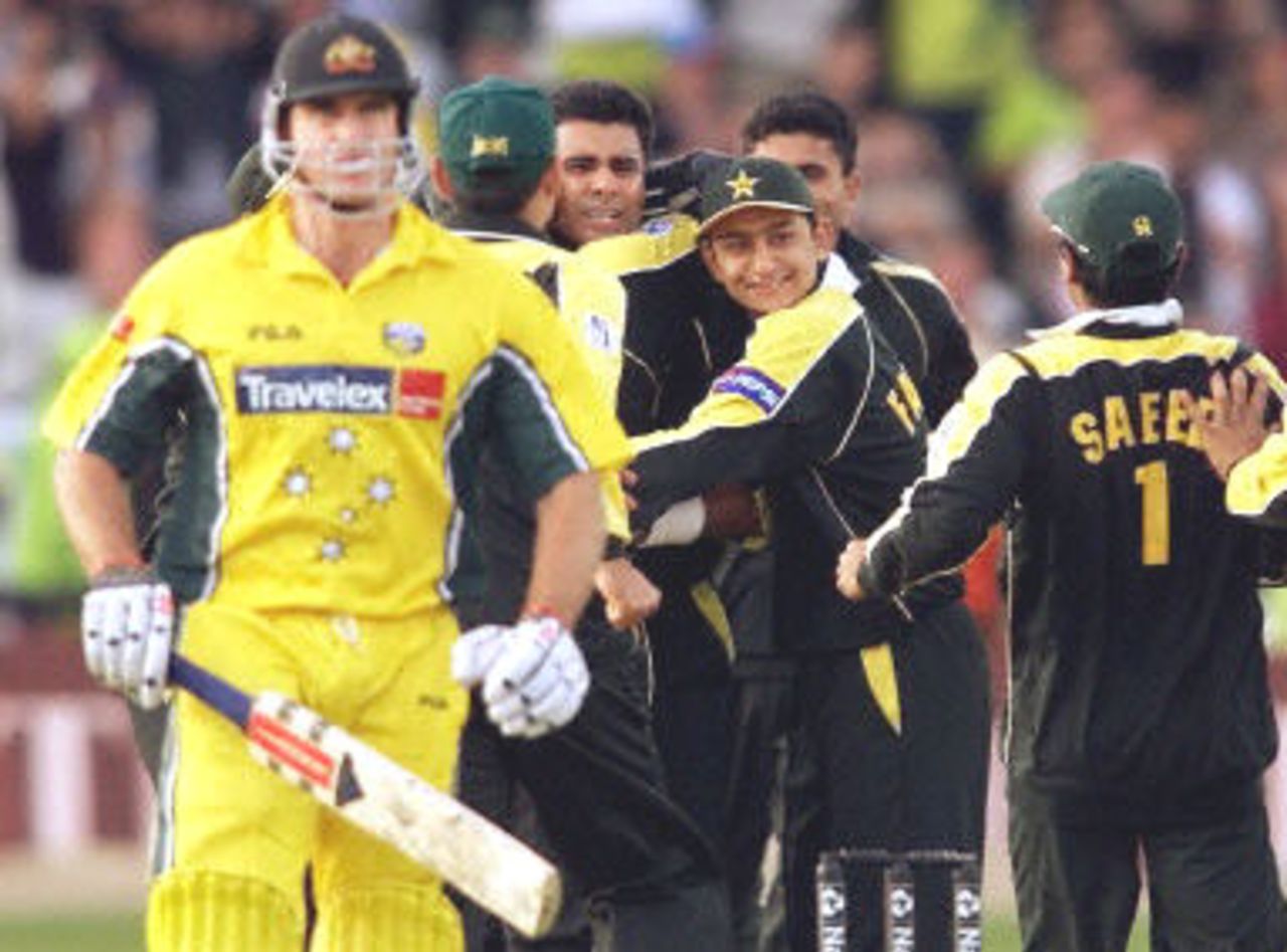 Waqar Younis celebrates with his teammates the wicket of Matthew Hayden, 8th ODI at Trent Bridge, 19 June 2001.