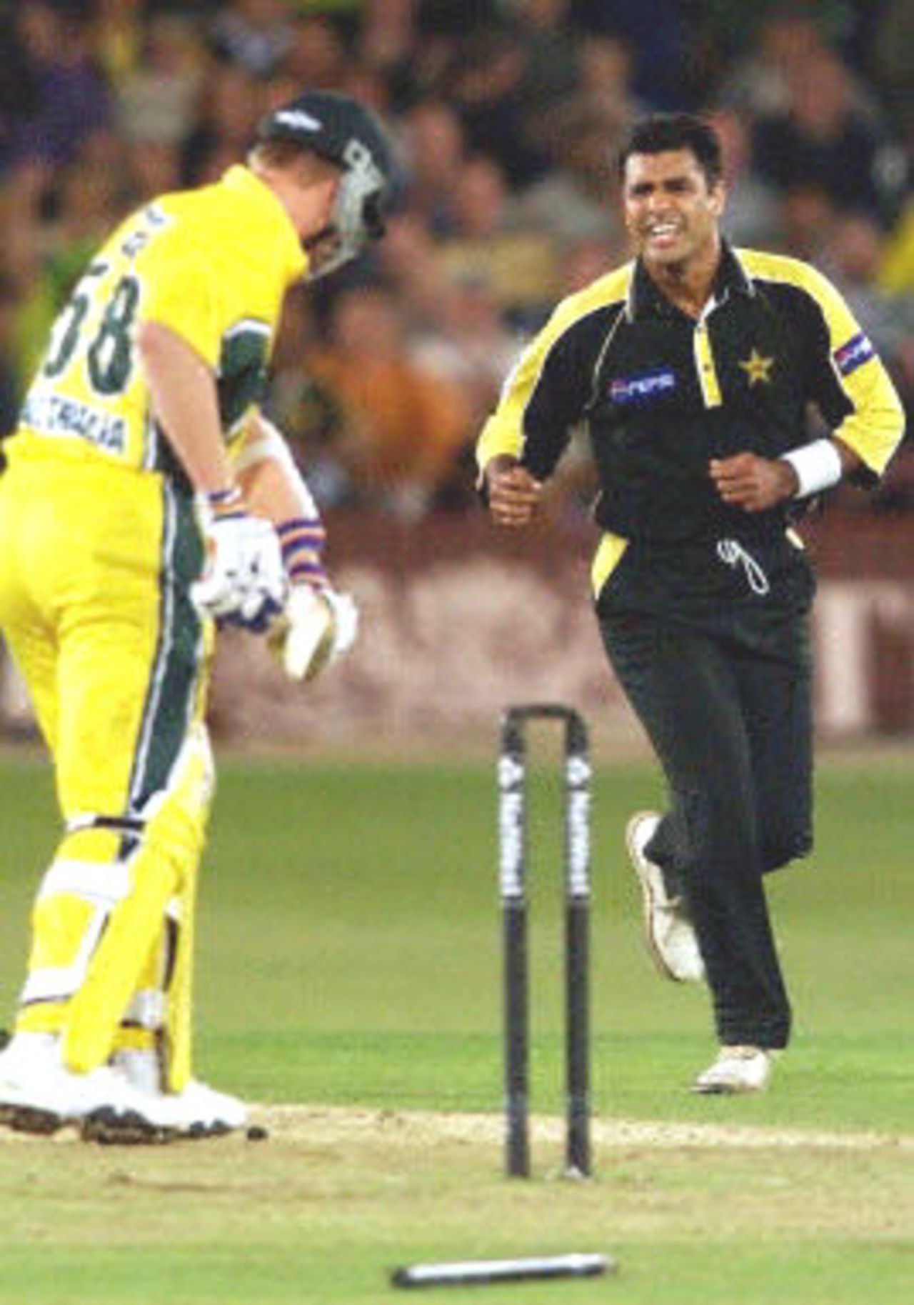 Brett Lee has his stump cartwheeling after it was knocked out of the ground by Waqar Younis, 8th ODI at Trent Bridge, 19 June 2001.