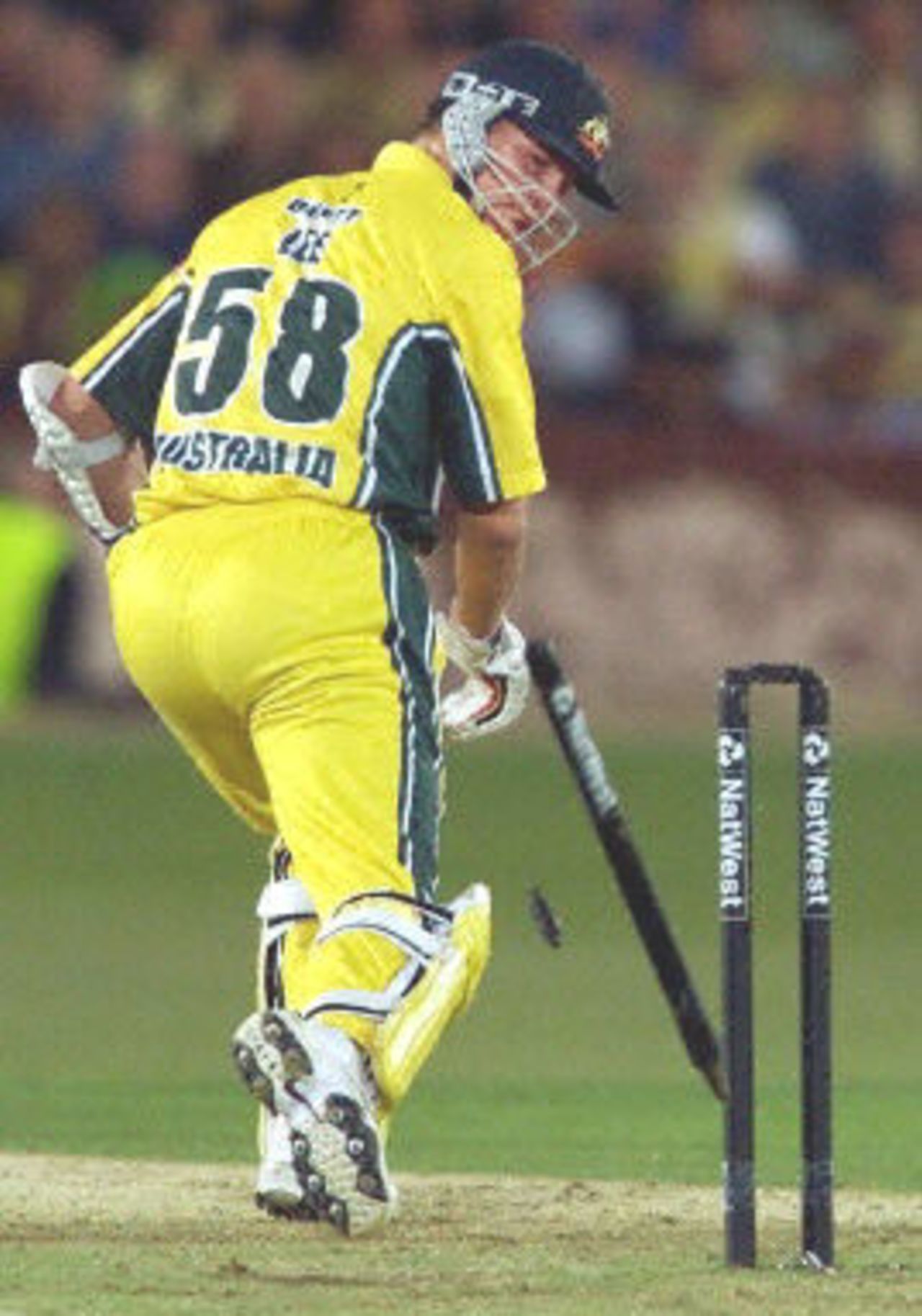 Brett Lee looks back at his stump cartwheeling after being knocked out of the ground by Waqar Younis, 8th ODI at Trent Bridge, 19 June 2001.