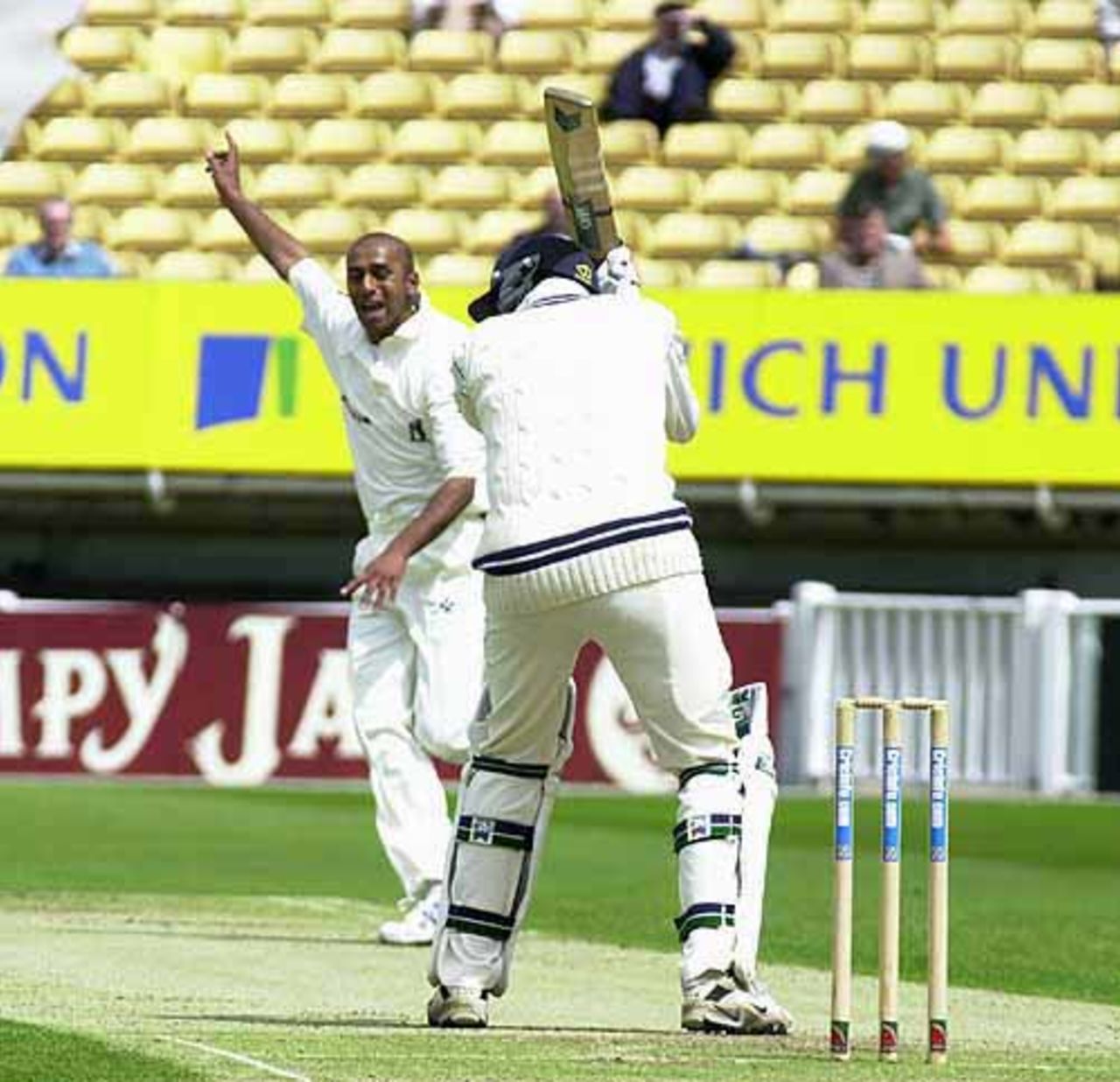 Sheikh of Warks wants the wicket of Fleming lbw, but not out