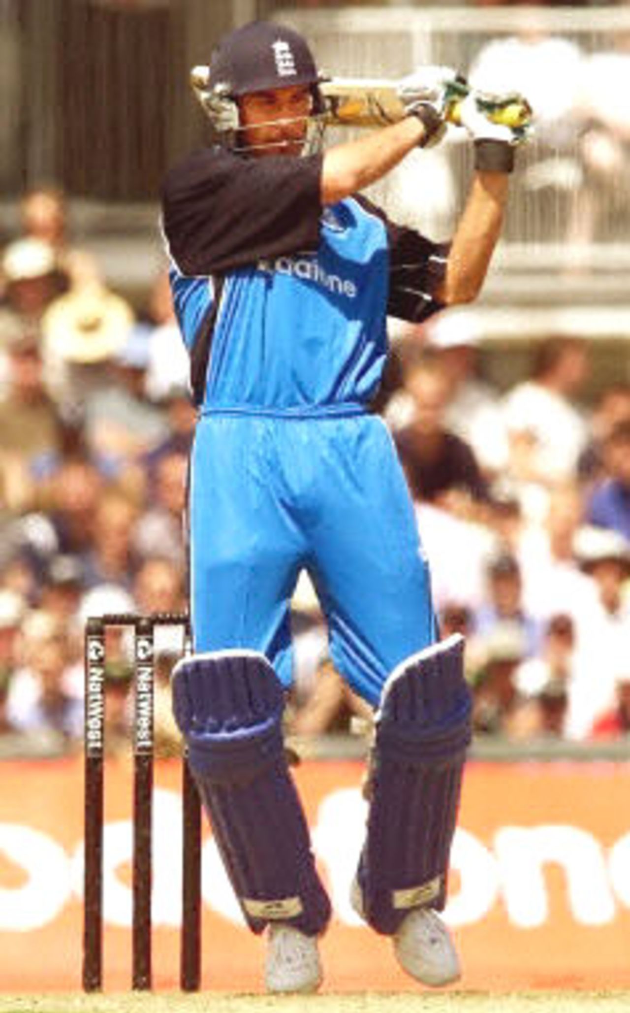 Ben Hollioake hits out against the Australian bowling, 9th ODI at the Oval, 21 June 2001.