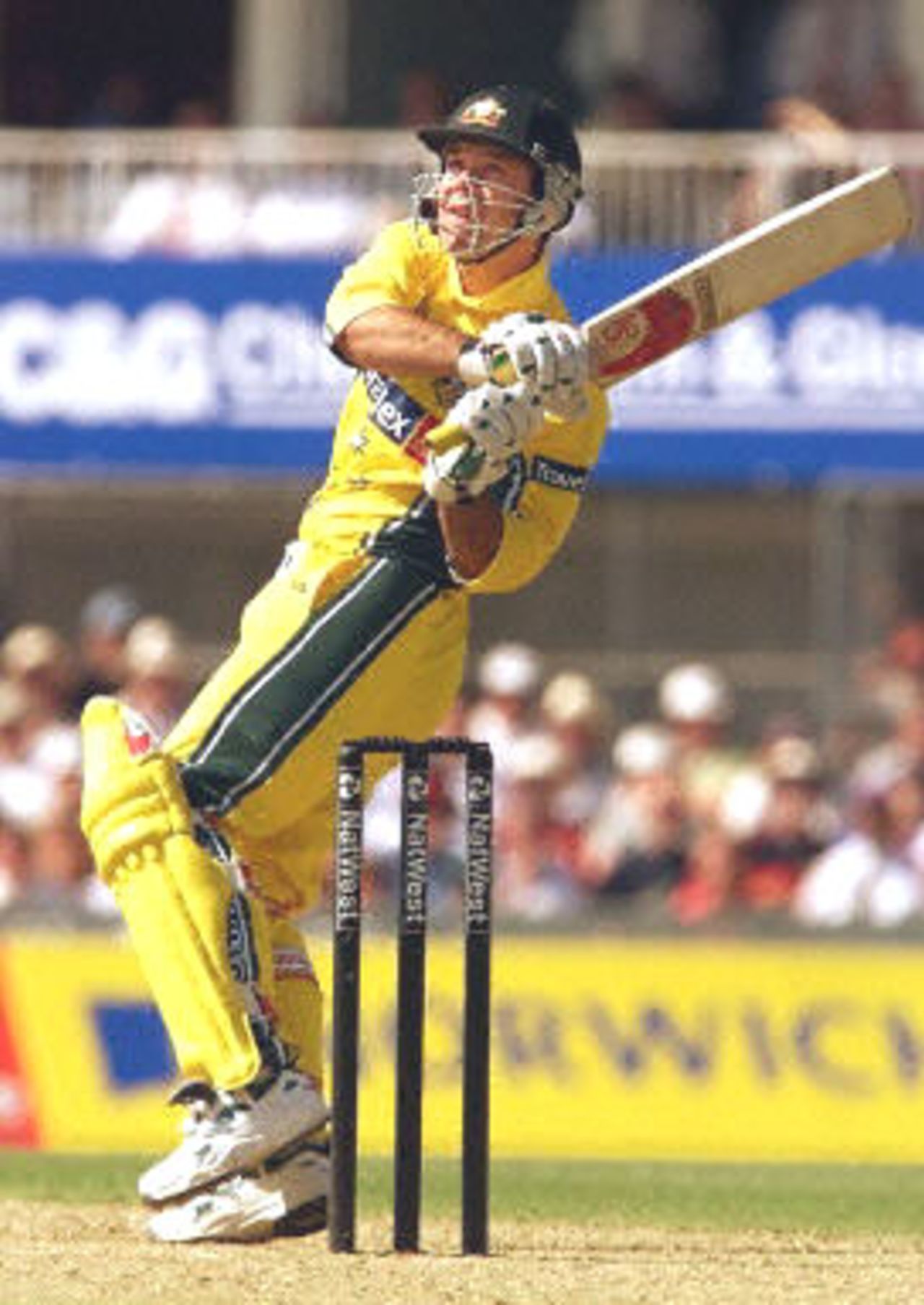 Ricky Ponting hooks Andrew Caddick for a six, 9th ODI at the Oval, 21 June 2001.