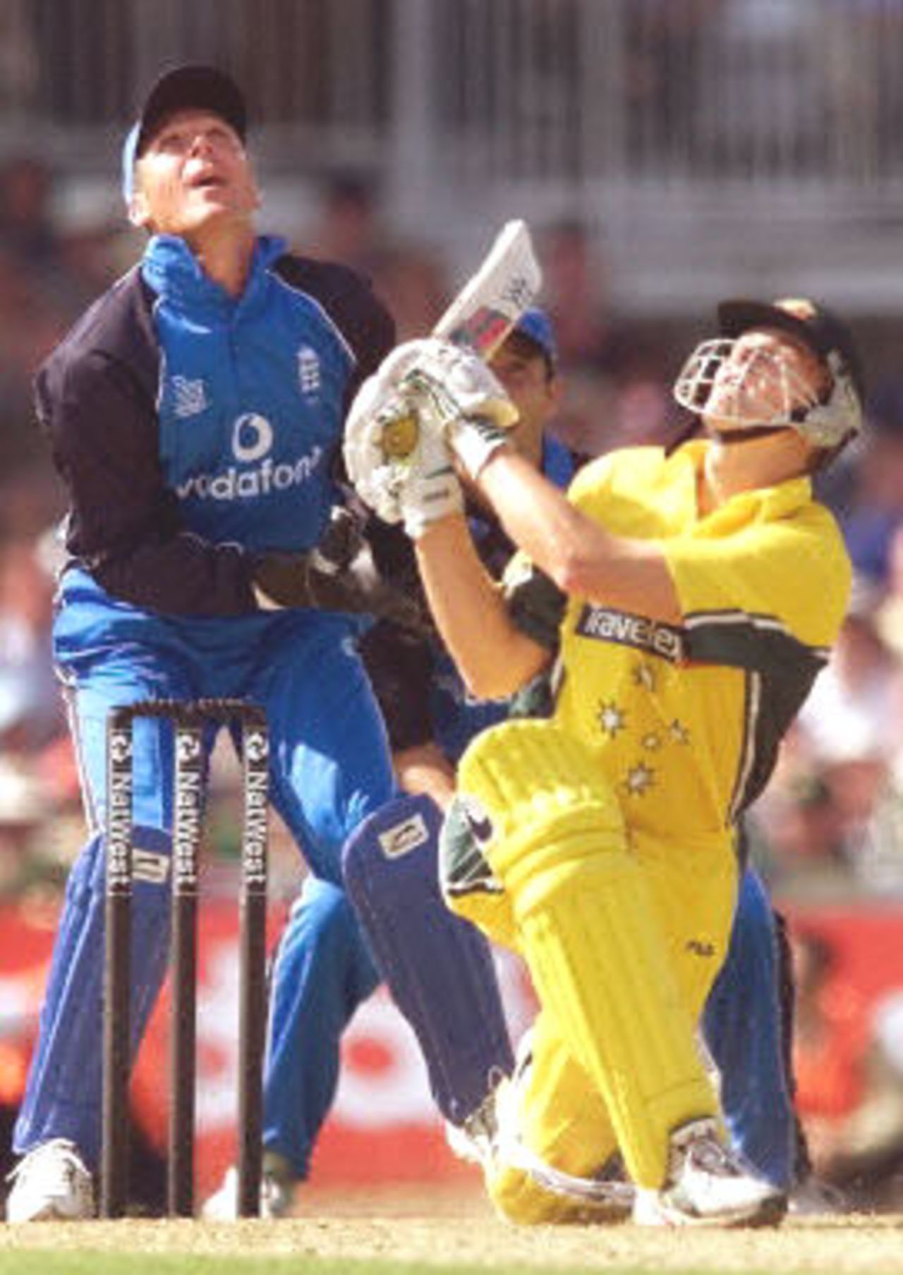 Adam Gilchrist lofts the ball as Alec Stewart looks on, 9th ODI at the Oval, 21 June 2001.