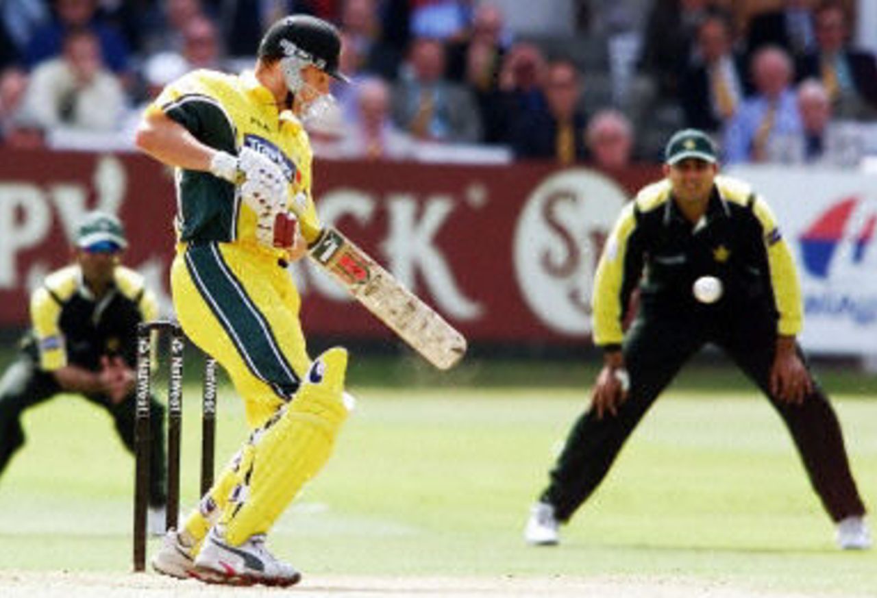 Adam Gilchrist cuts a ball past Inzamam-ul-Haq as Saeed Anwar looks on, final ODI at Lords, 23 June 2001.