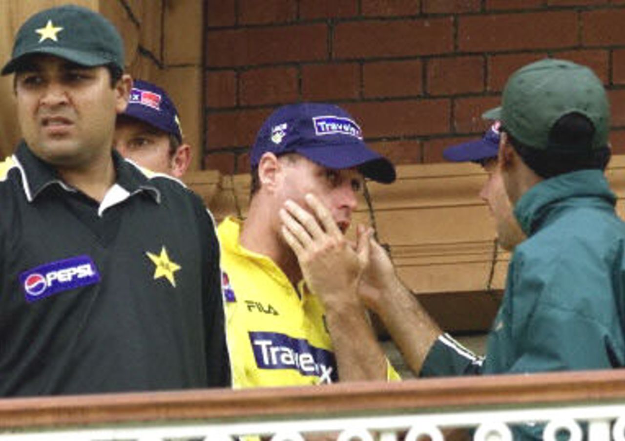 Michael Bevan is helped by Ricky Ponting after Beavan was hit in the face with a missile,  final ODI at Lords, 23 June 2001