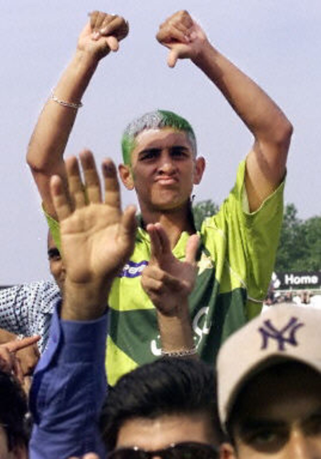 Pakistani fans show their disapproval of their teams effort,  final ODI at Lords, 23 June 2001