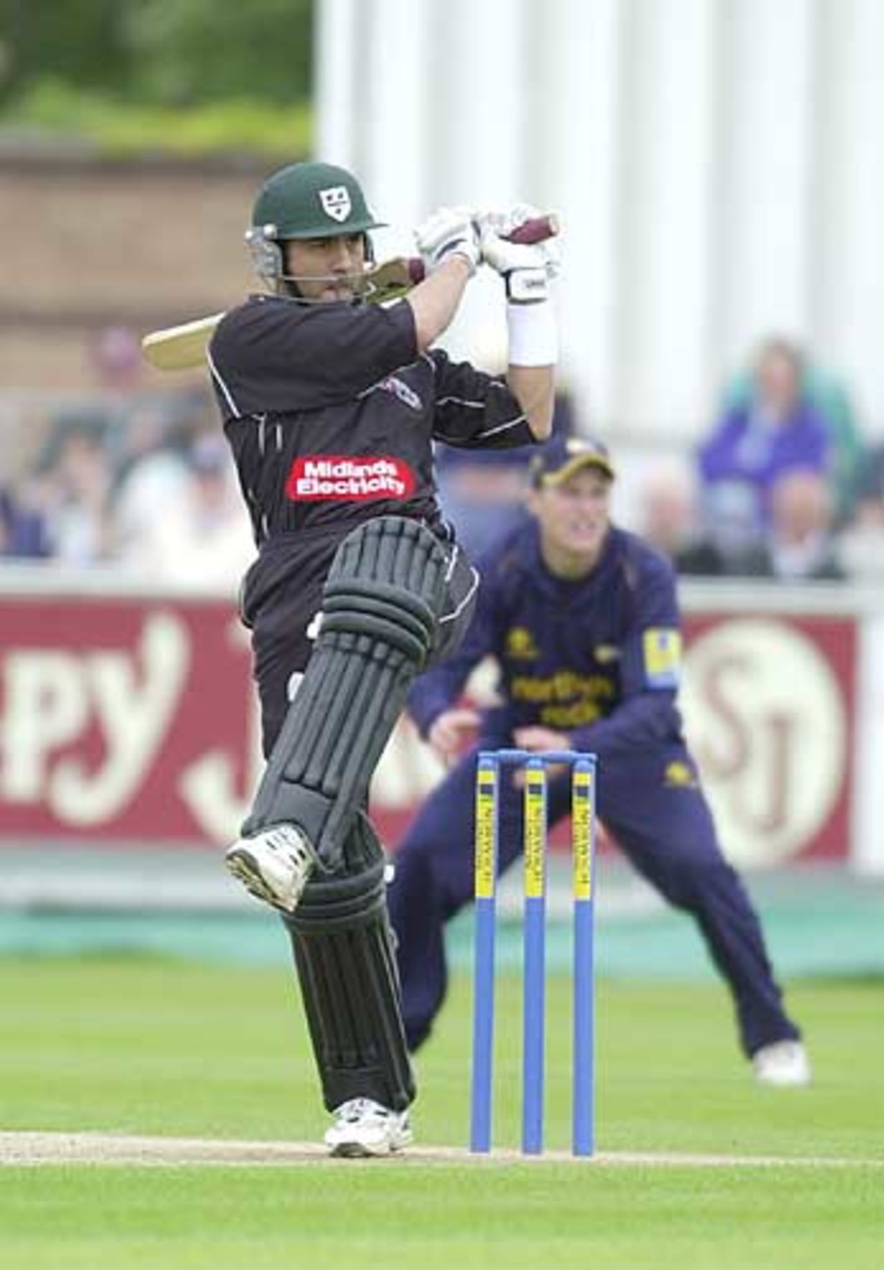 Vikram Solanki pulls the bowling of Nicky Hatch for four runs, Durham v Worcs, NUL 16 Jun 2002