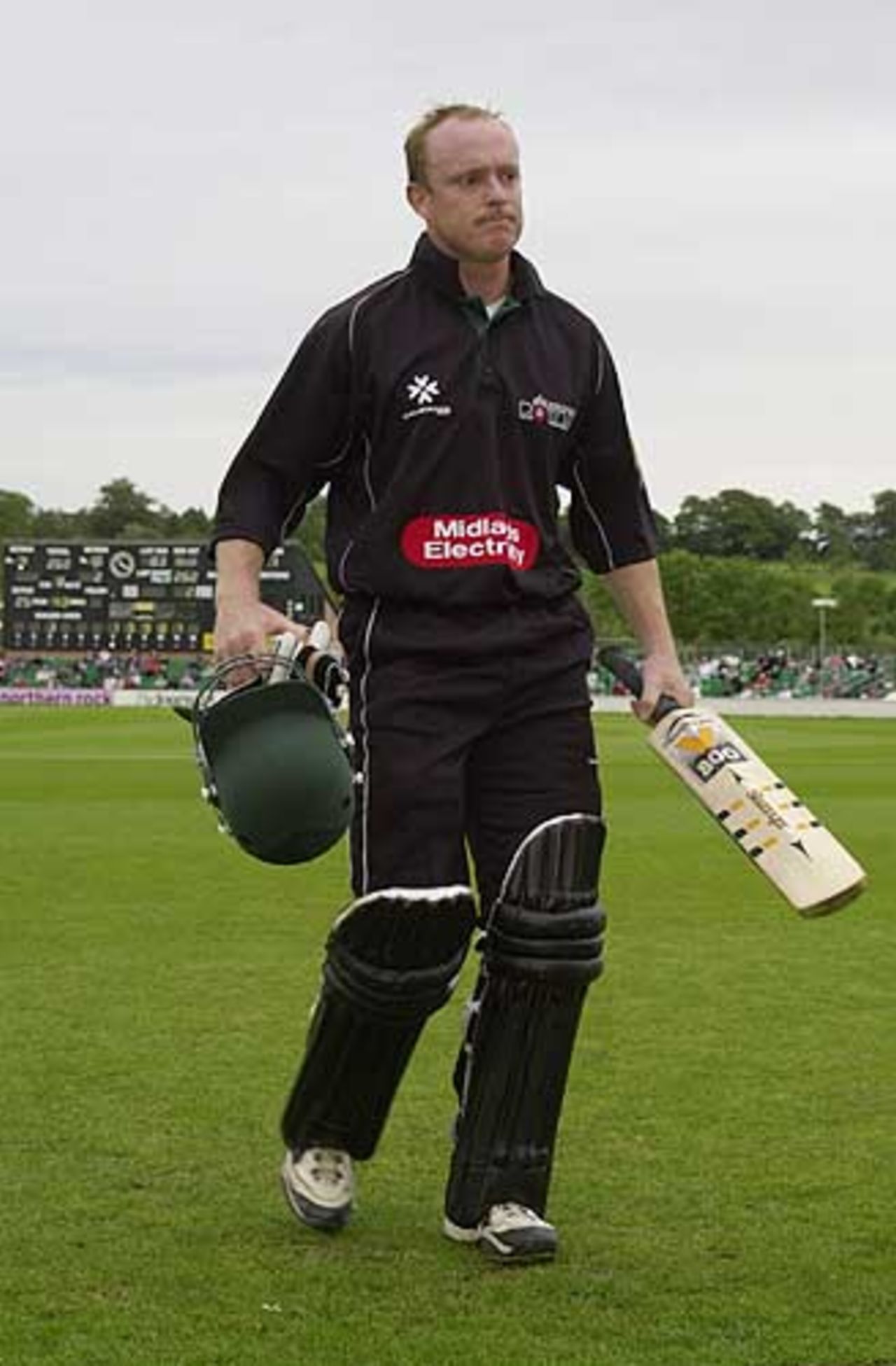 Ben Smith departs the field after his entertaining innings of 83, Durham v Worcs, NUL 16 Jun 2002
