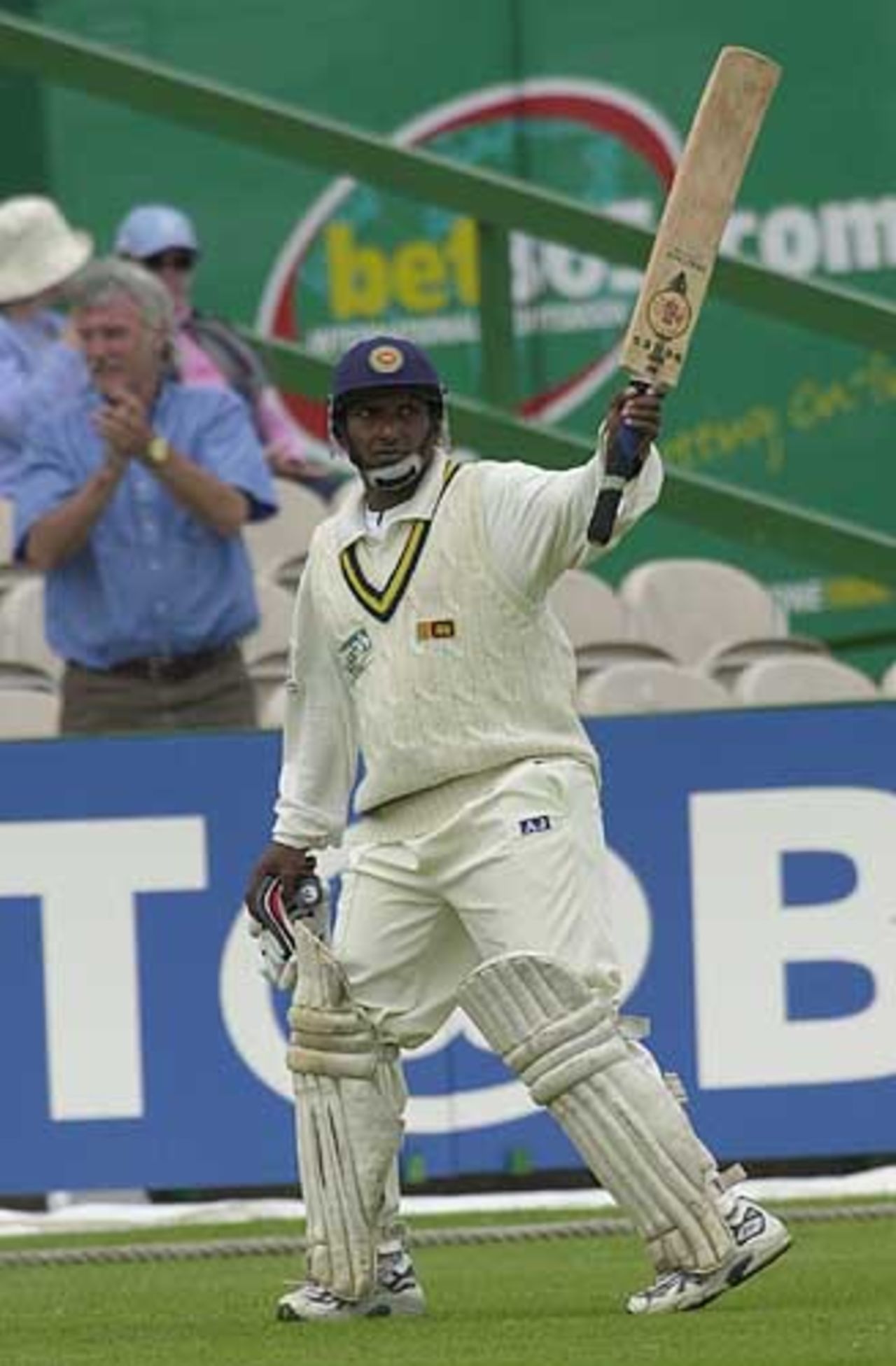 Aravinda de Silva waves farewell to a English Test arena for the last time, England v Sri Lanka, third Test, 17 Jun 2002