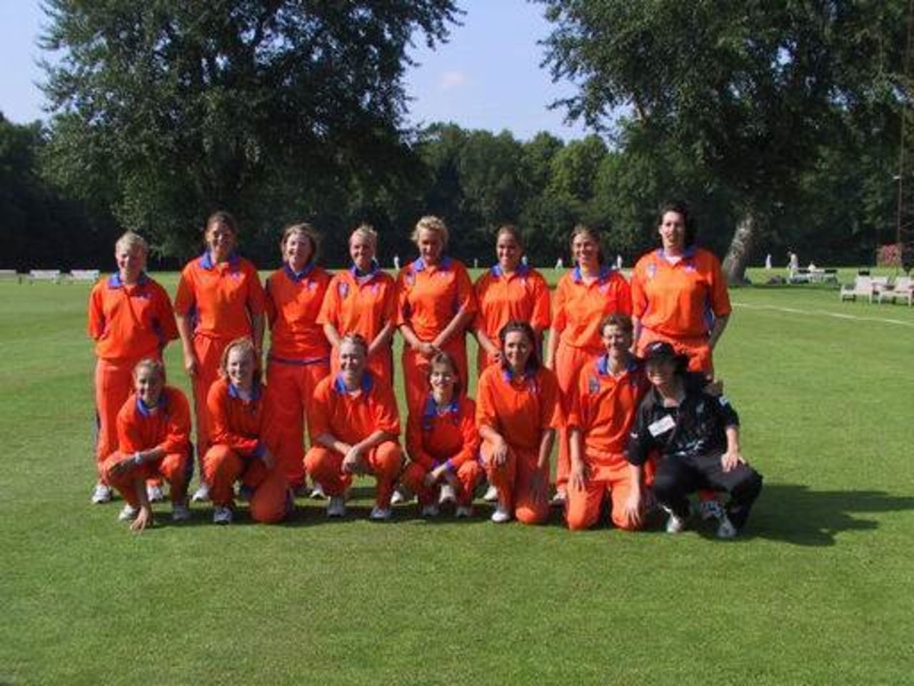 Netherlands Women team with former Dutch player Nicola Payne, 26 June 2002