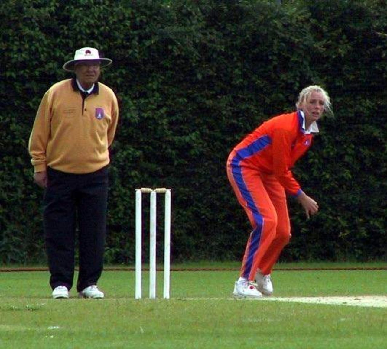Cheraldine Oudolf bowling for Netherlands against New Zealand, 28 June 2002