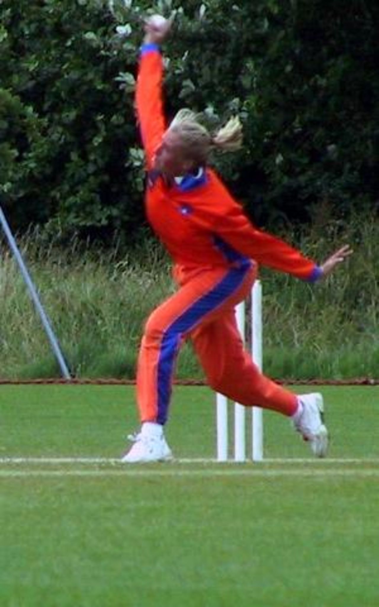 Cheraldine Oudolf bowling for Netherlands against New Zealand, 28 June 2002